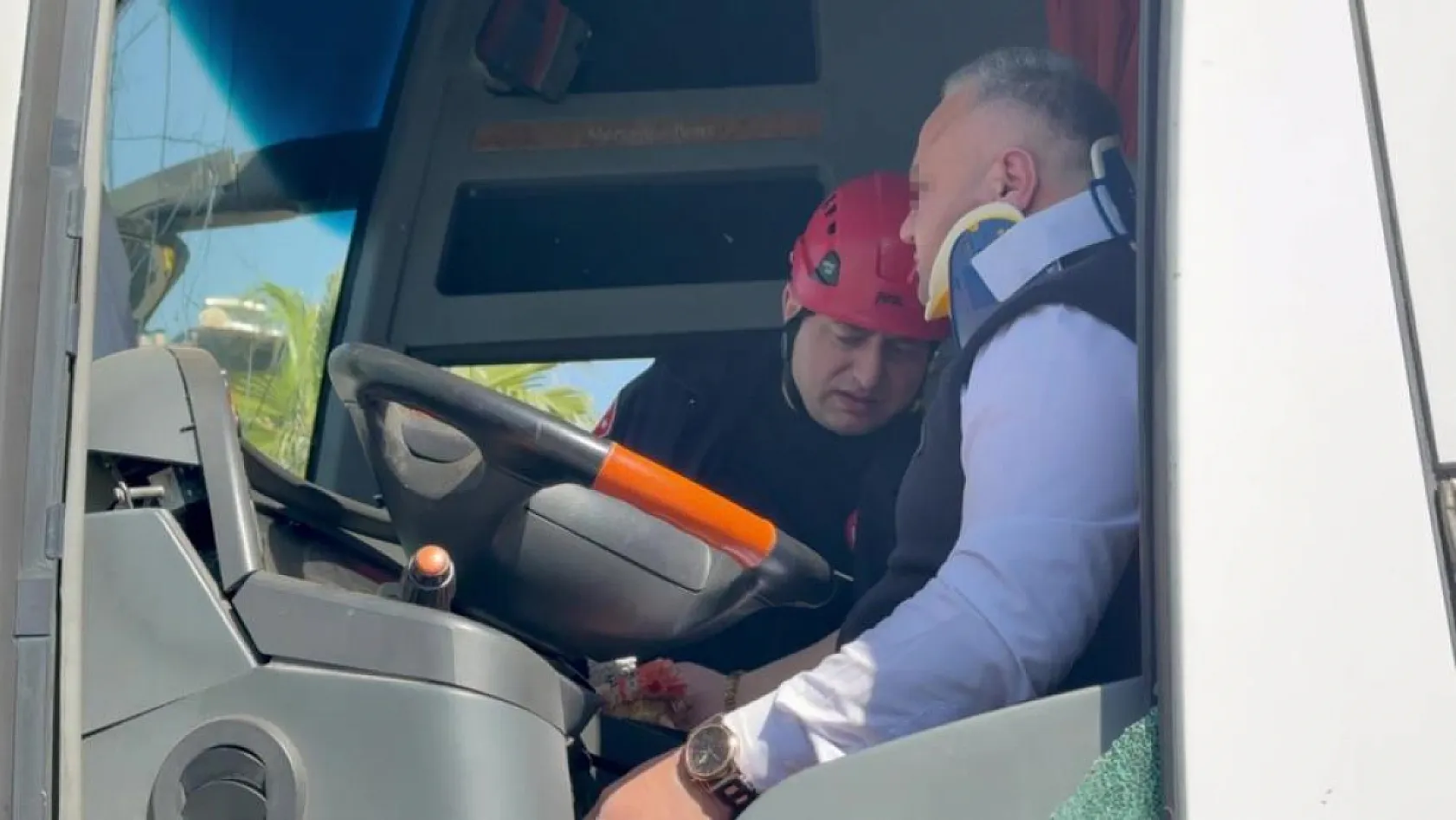 Direksiyonu kilitlenen yolcu otobüsü direğe çaptı: 1 yaralı