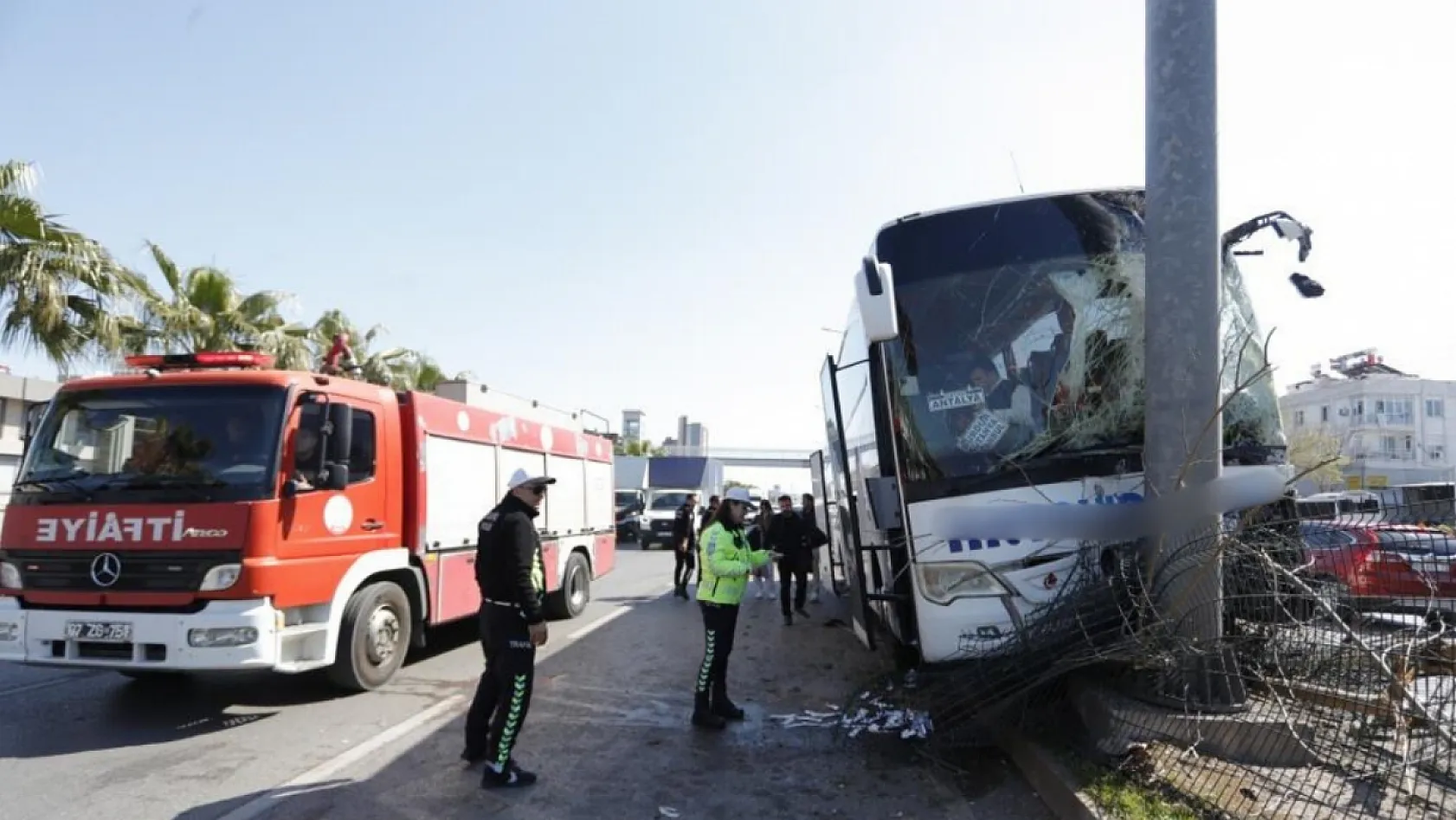 Direksiyonu kilitlenen yolcu otobüsü direğe çaptı: 1 yaralı