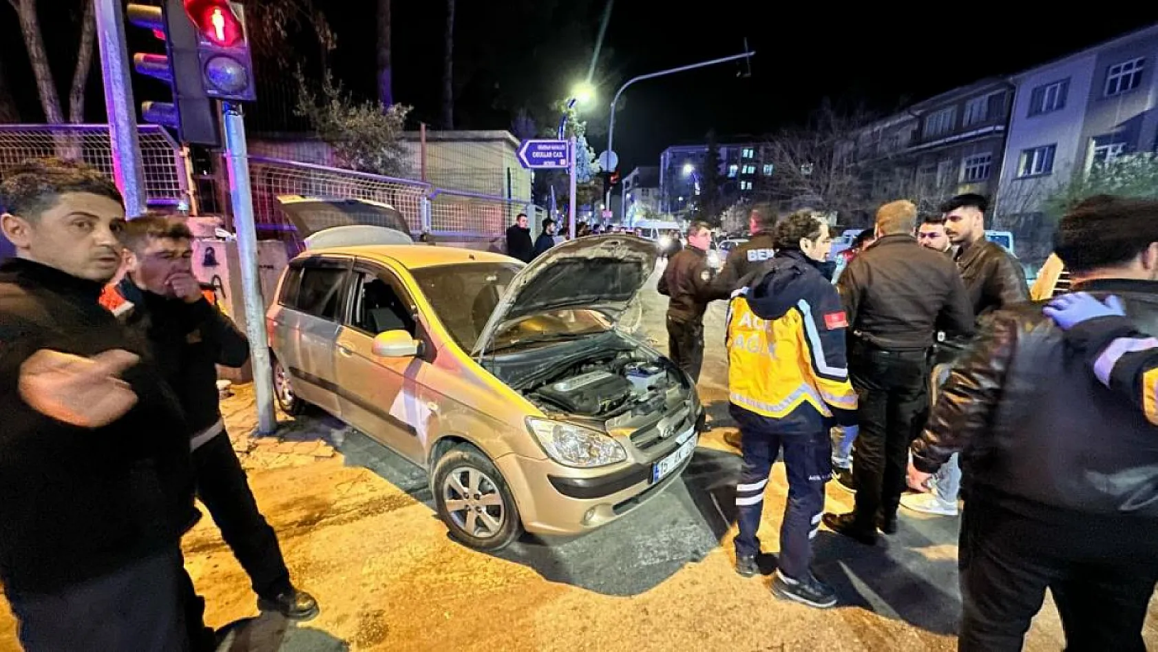 Kamyonet ile otomobil çarpıştı! 17 yaşındaki ehliyetsiz sürücü kazaya neden oldu