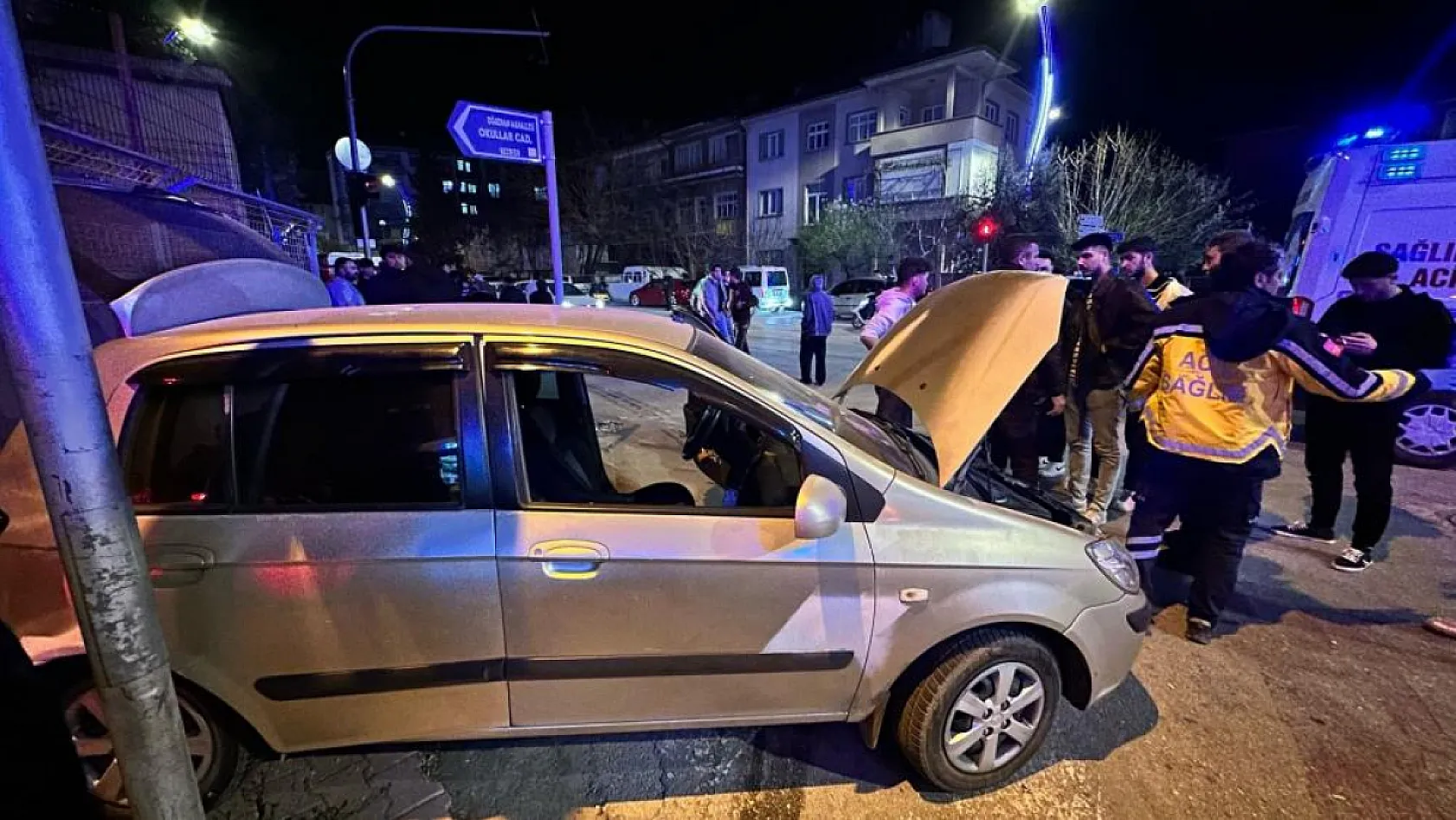 Kamyonet ile otomobil çarpıştı! 17 yaşındaki ehliyetsiz sürücü kazaya neden oldu
