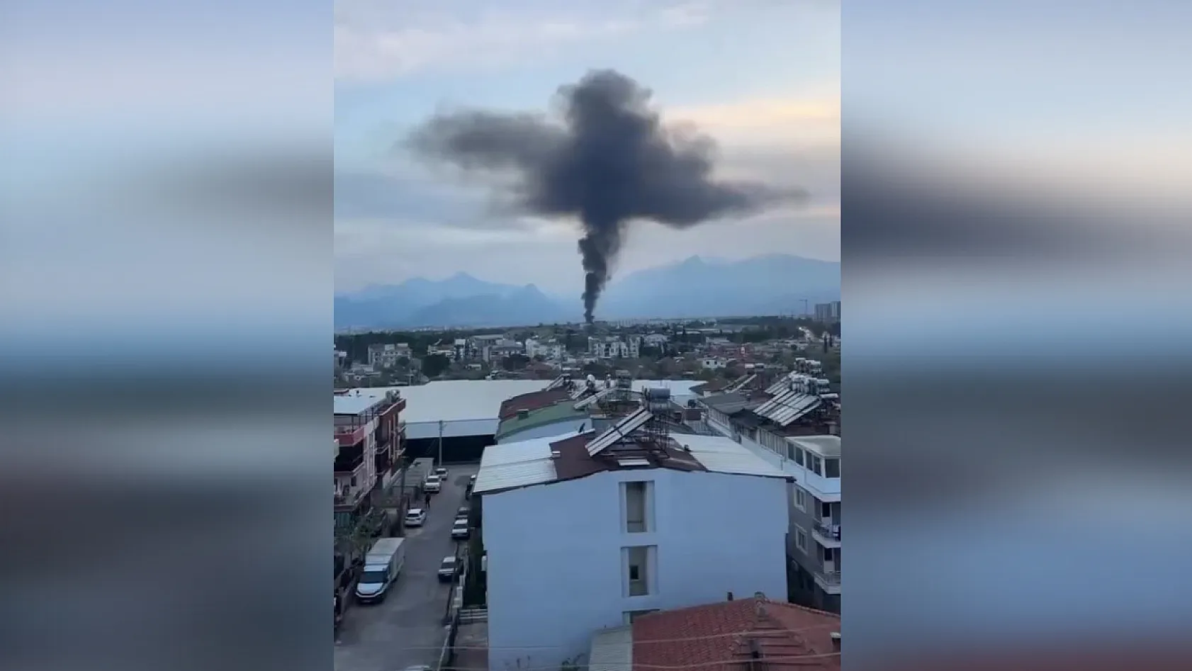 Sanayi bölgesinde büyük panik! Alevler yükseldi, dumanlar kenti sardı
