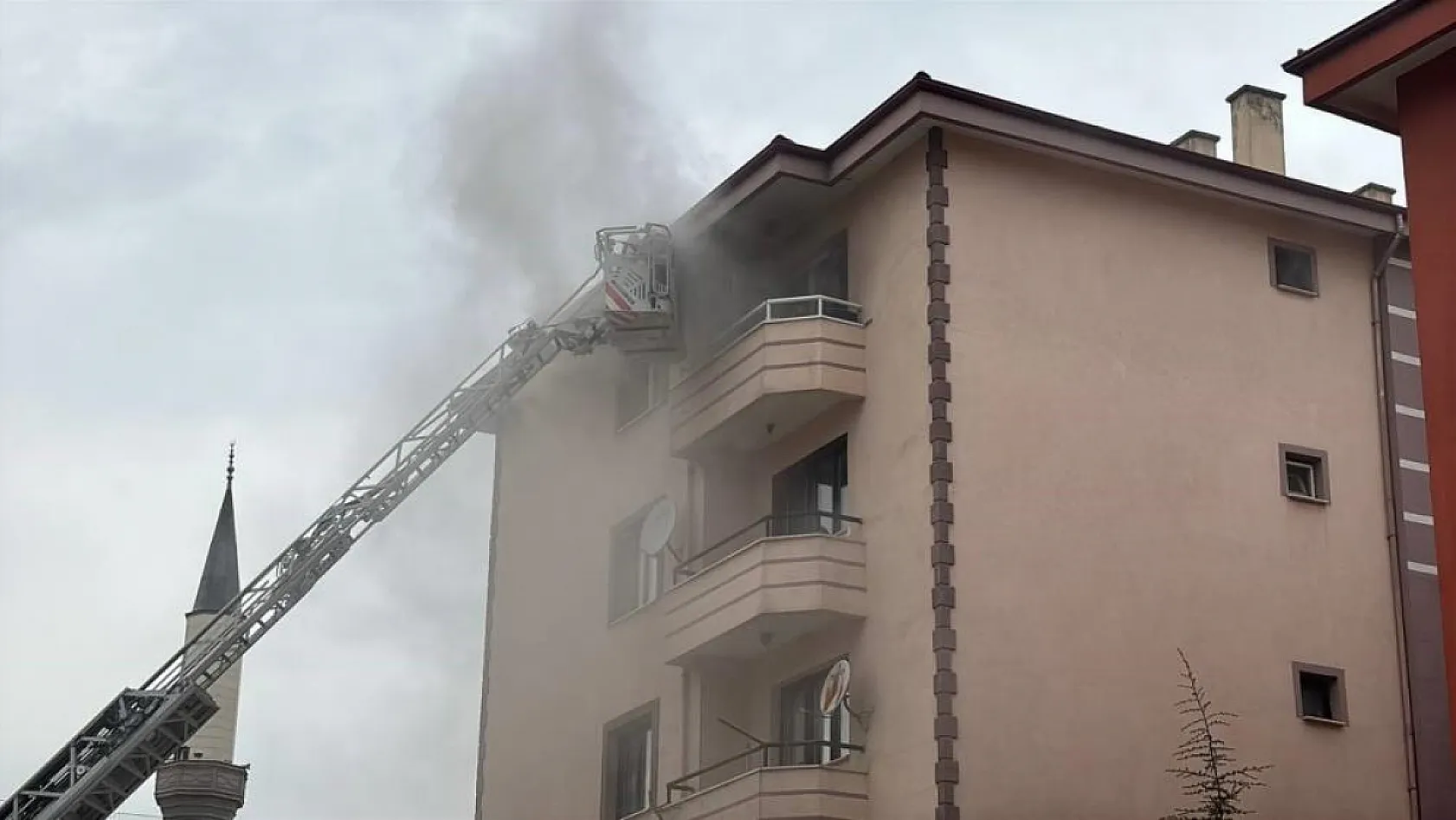 Bulaşık makinesinden çıkan yangın apartmanda korku dolu anlar yarattı