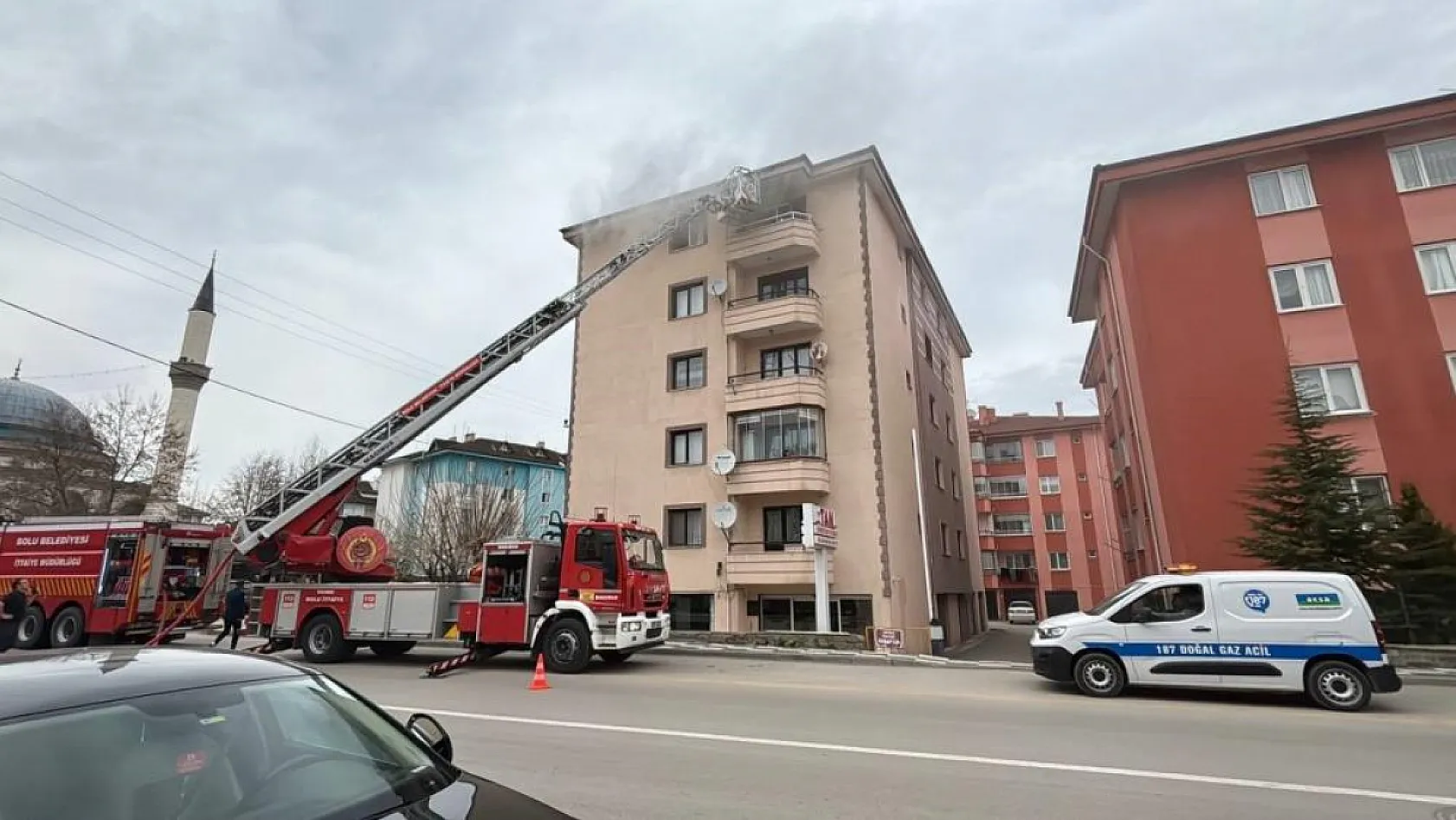 Bulaşık makinesinden çıkan yangın apartmanda korku dolu anlar yarattı