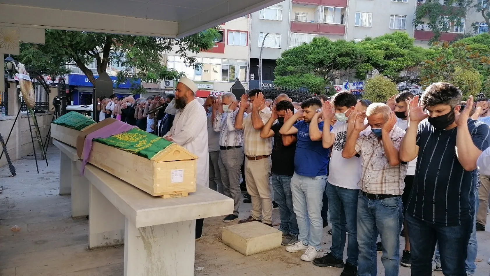 Komşuları olan baba ve kızını öldüren anne ile oğluna toplam 85 yıl hapis