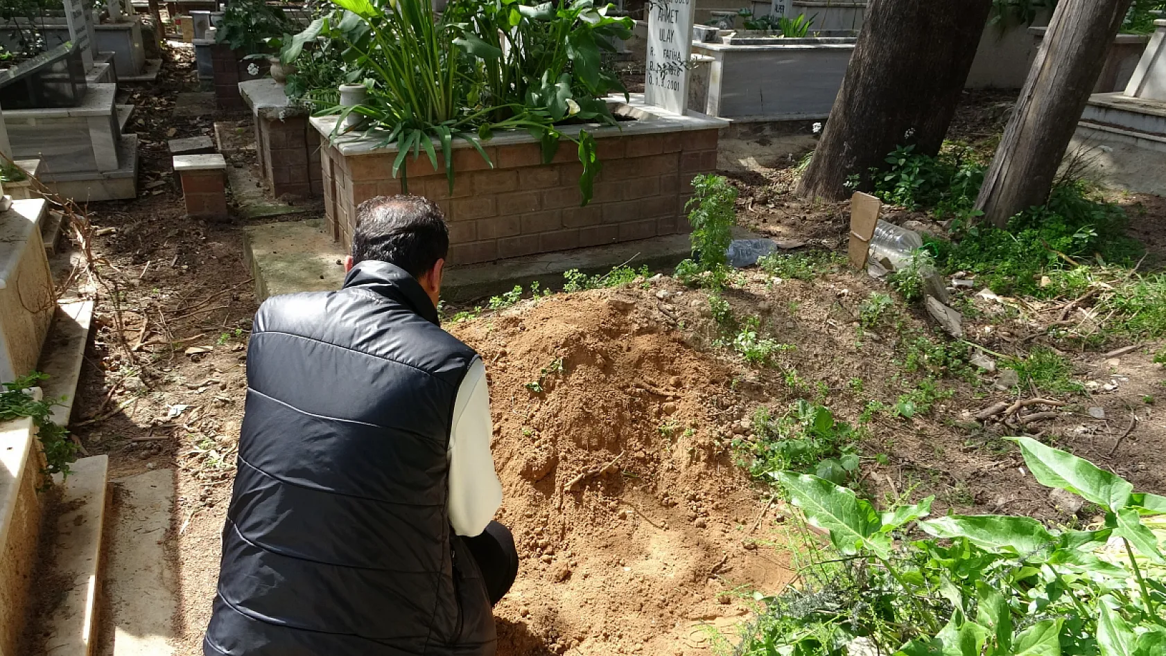 Annesinin mezarında 'rüzgar gülü' görünce şüphelendi, toprağı kazınca dehşete düştü