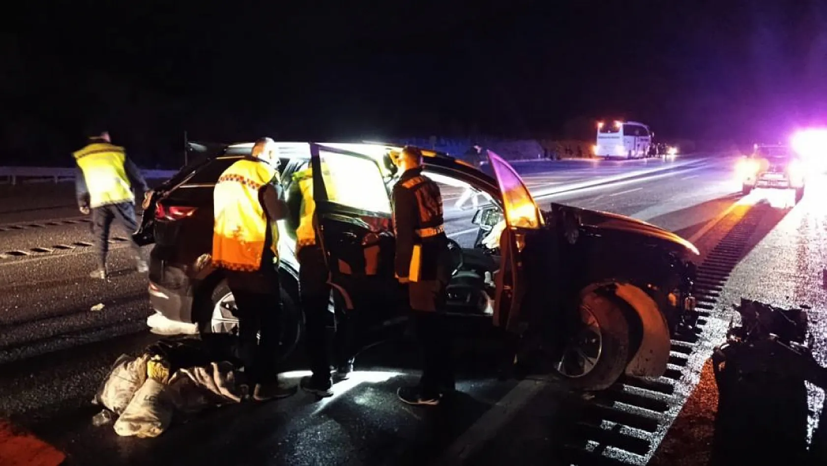 Feci kaza! Otobüsle otomobil çarpıştı, 10 yaralı