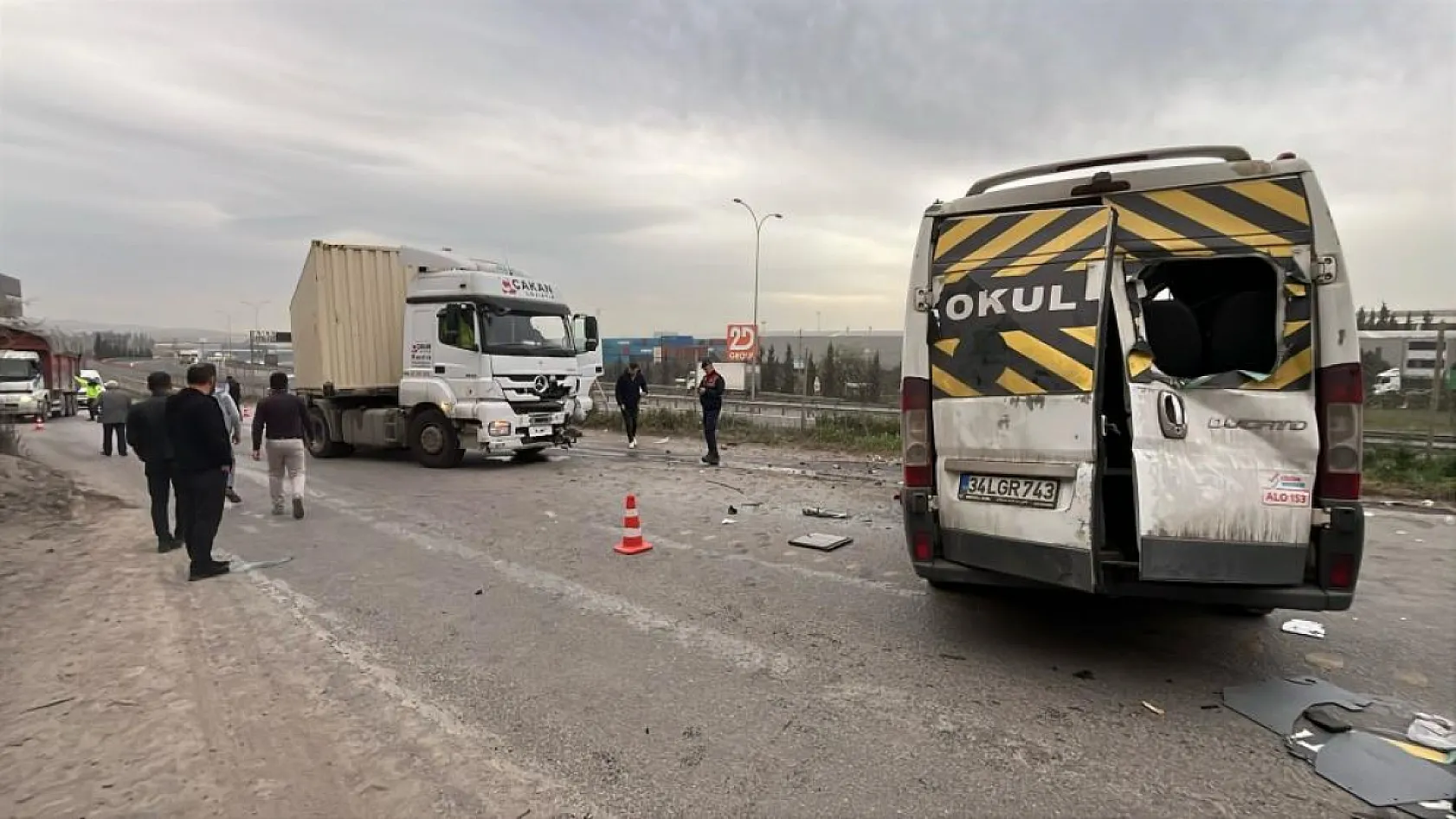 Tır ile çarpışan işçi servisinde 8 kişi yaralandı