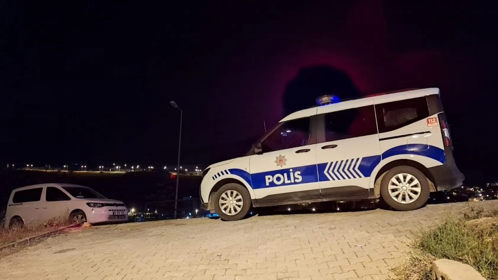 Cinnet getiren yaşlı adam, apartmanda rastgele ateş açtı