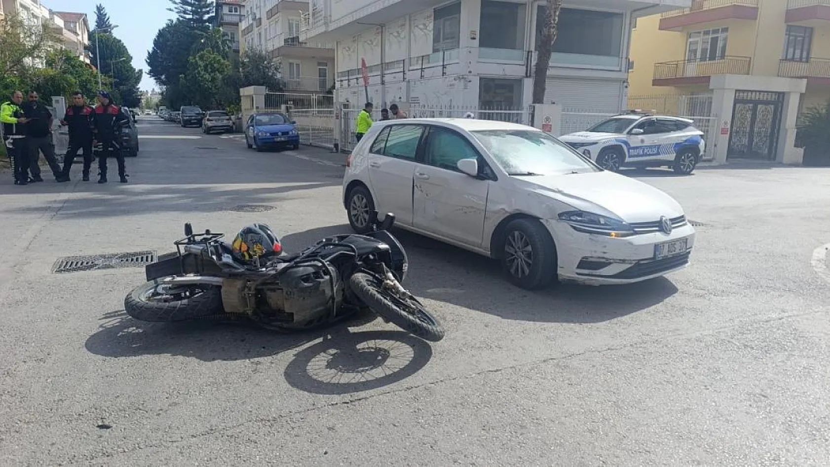 Feci kaza! Motosiklet sürücüsü havada savruldu