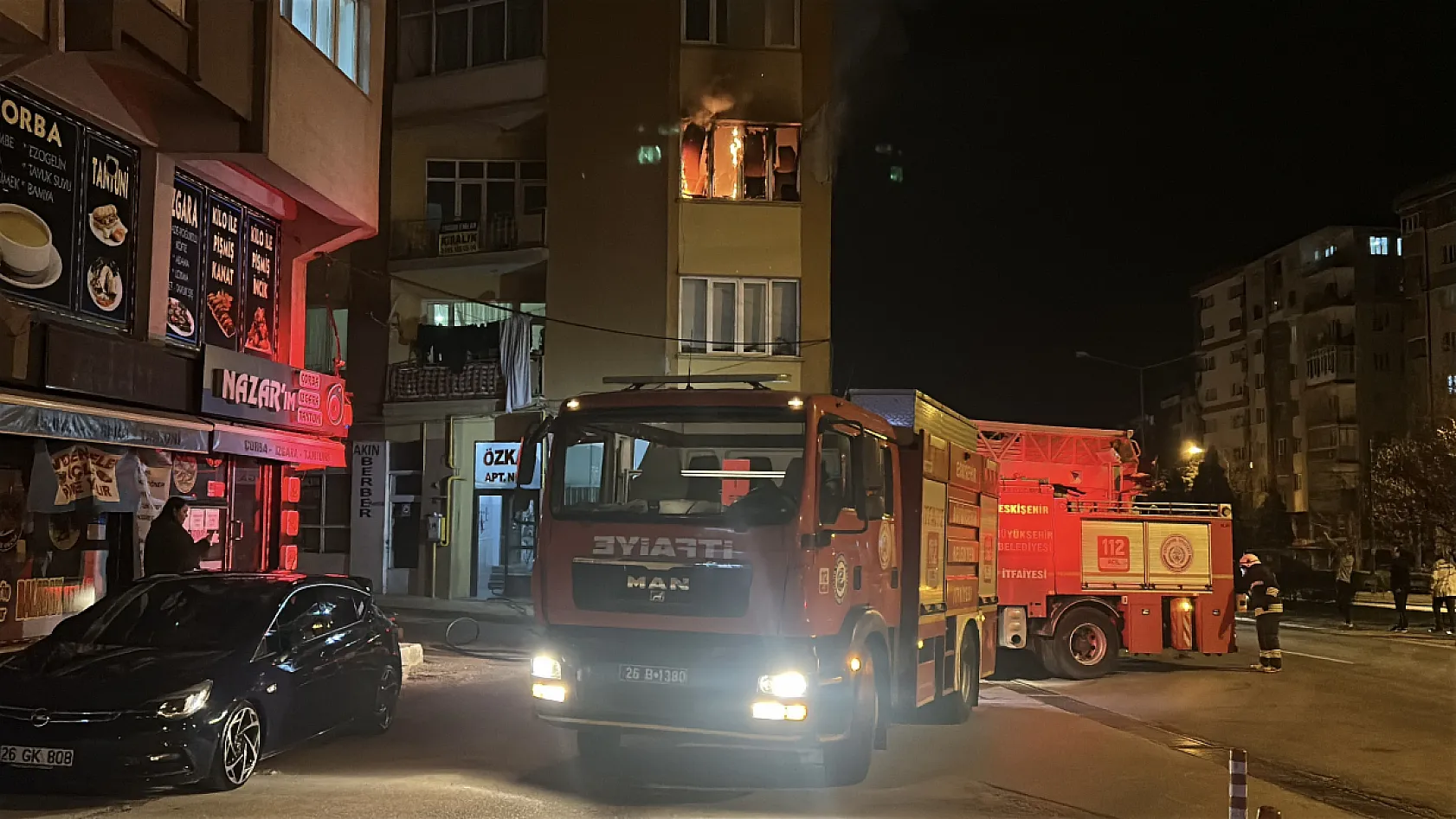 Ağzındaki sigarayla uyuyakalınca evi alev aldı, komşuları yangını üst kattan izledi