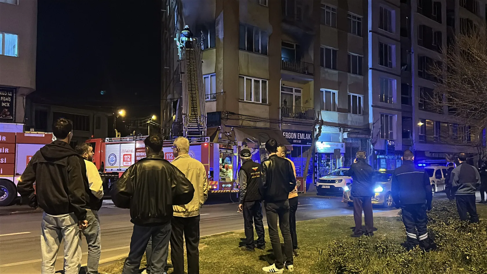 Ağzındaki sigarayla uyuyakalınca evi alev aldı, komşuları yangını üst kattan izledi