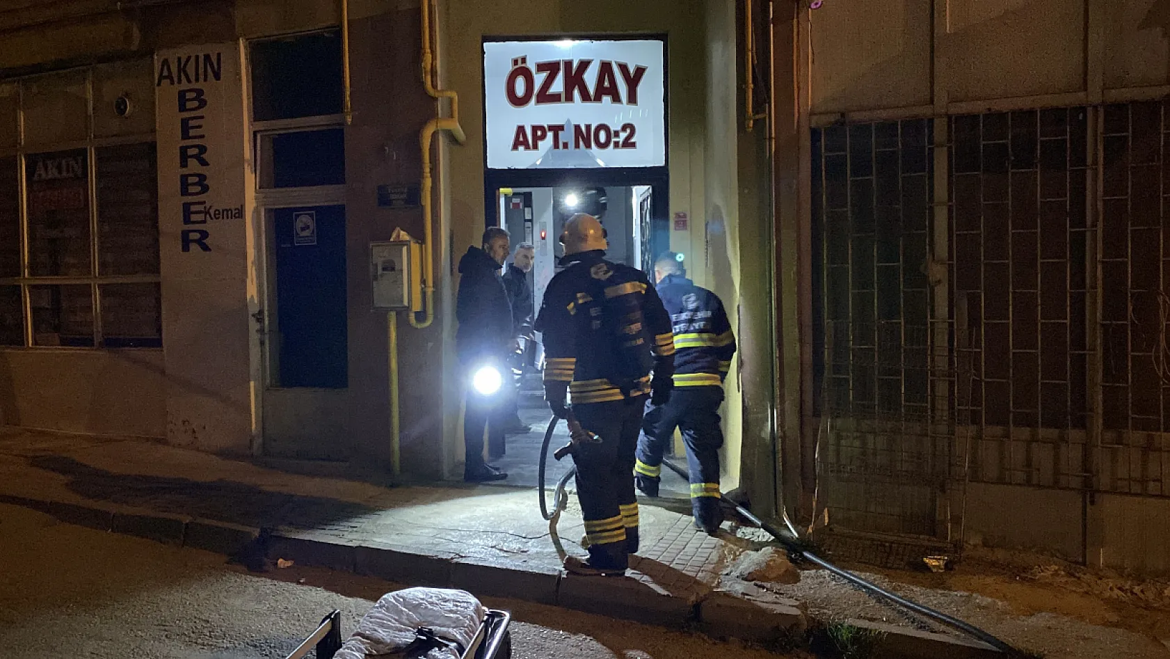 Ağzındaki sigarayla uyuyakalınca evi alev aldı, komşuları yangını üst kattan izledi