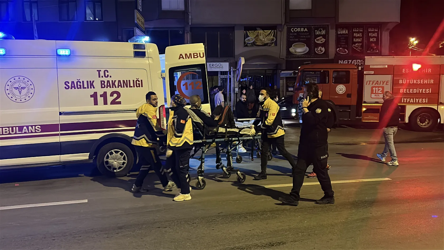 Ağzındaki sigarayla uyuyakalınca evi alev aldı, komşuları yangını üst kattan izledi