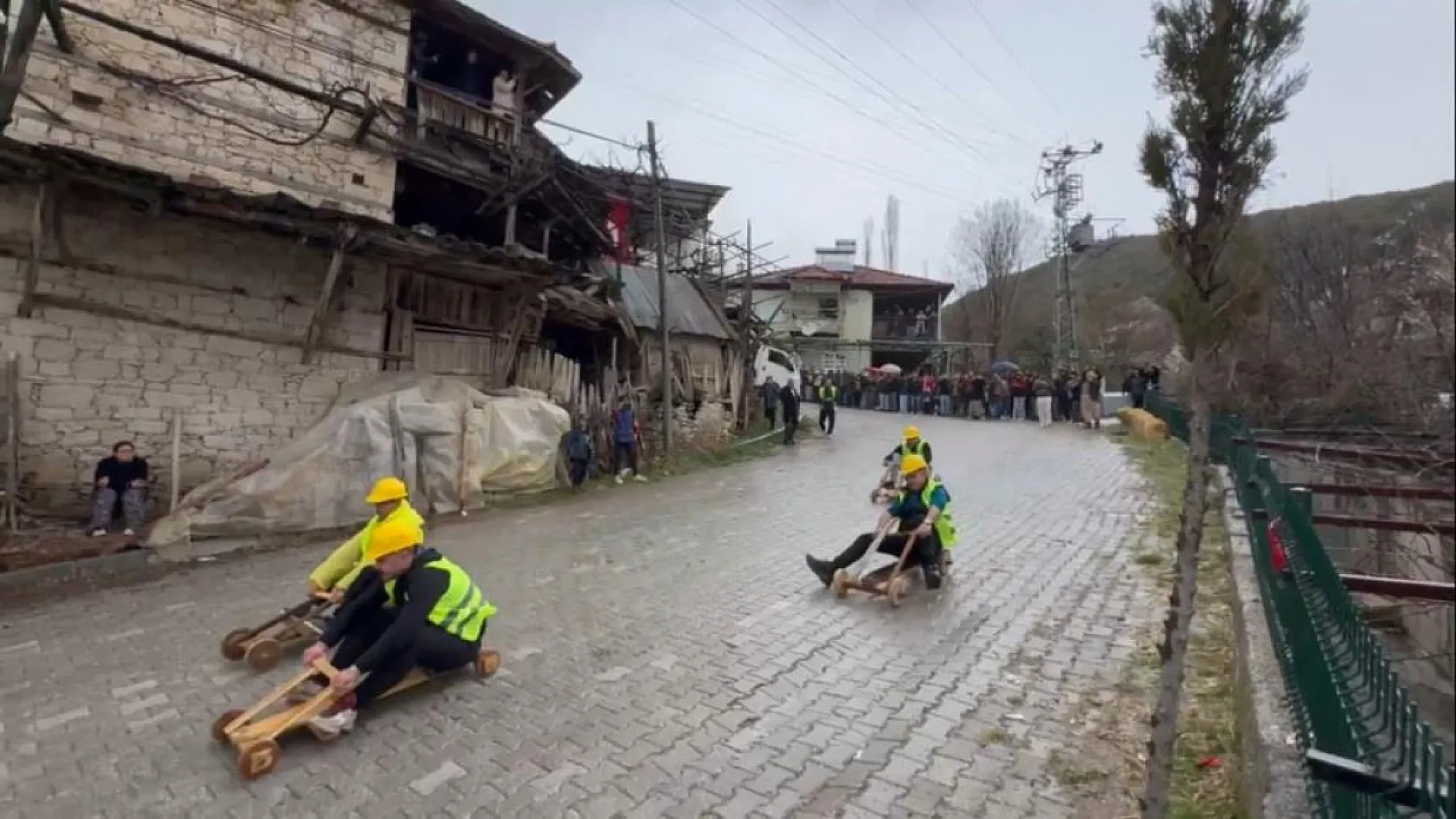 Fren yok, heyecan çok, geleneksel tahta araba yarışı nefesleri kesti