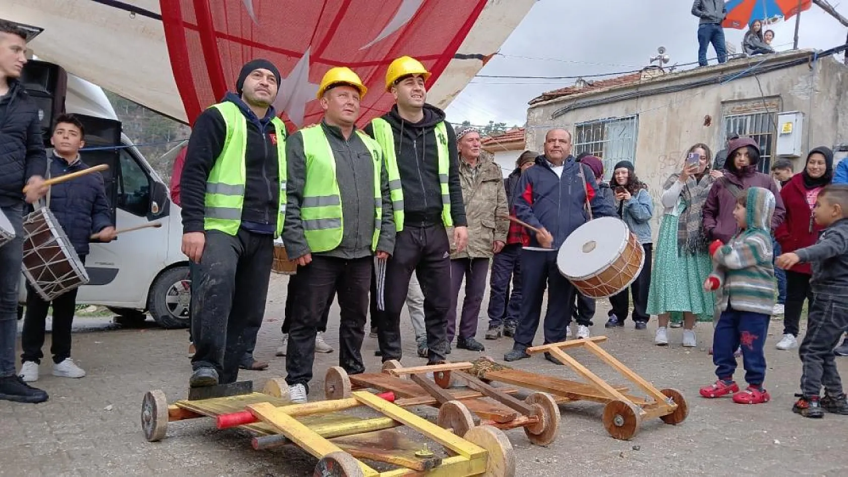 Fren yok, heyecan çok, geleneksel tahta araba yarışı nefesleri kesti