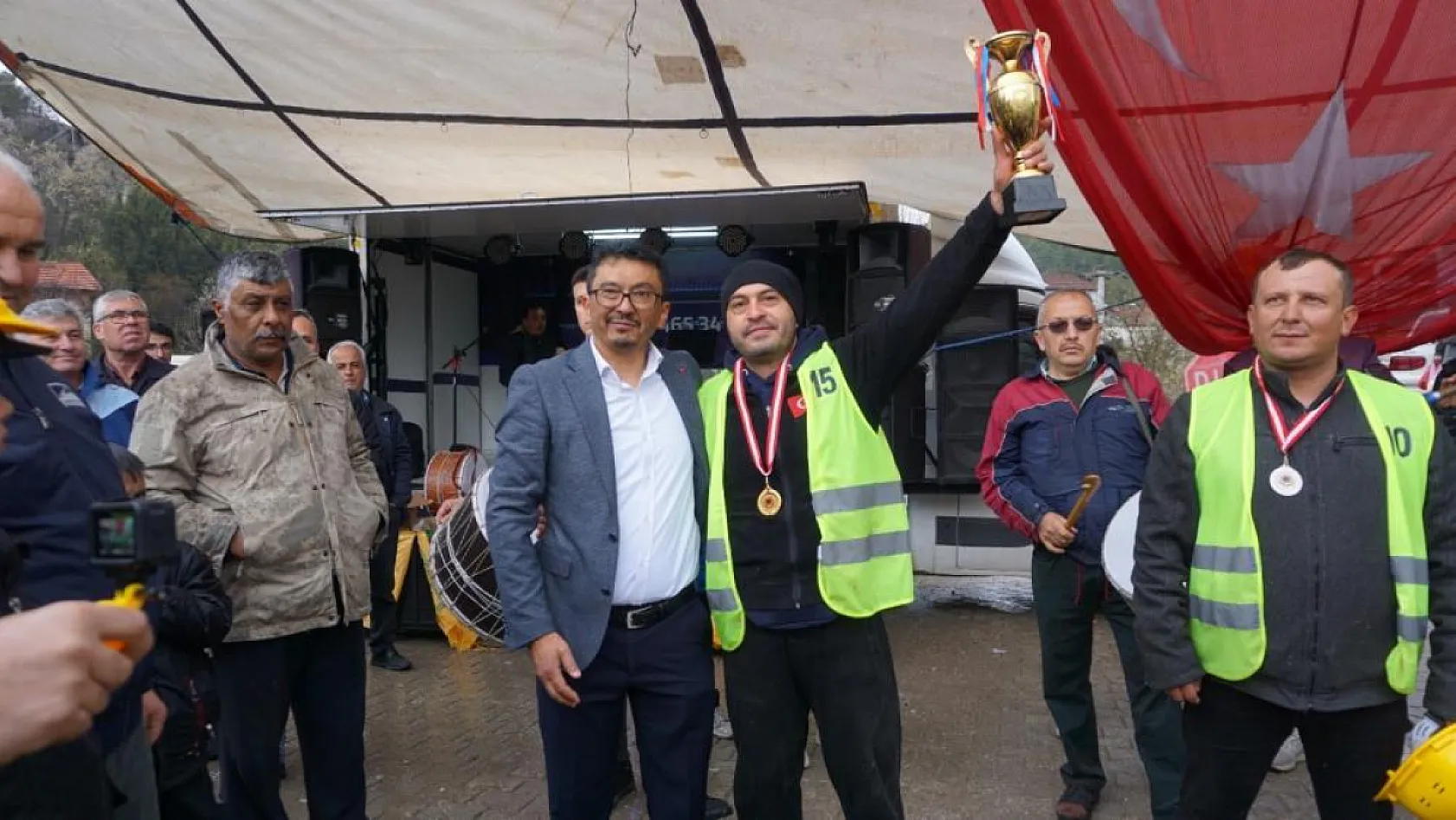 Fren yok, heyecan çok, geleneksel tahta araba yarışı nefesleri kesti