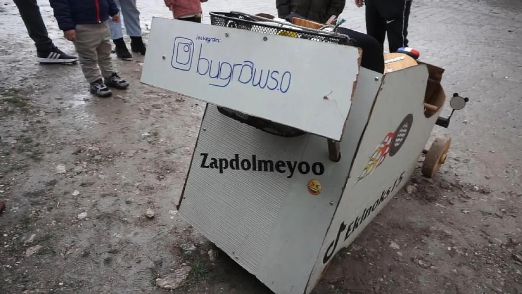 Fren yok, heyecan çok, geleneksel tahta araba yarışı nefesleri kesti