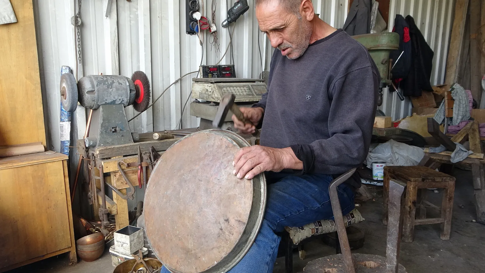 55 yıllık kalaycı ustası zamana direniyor