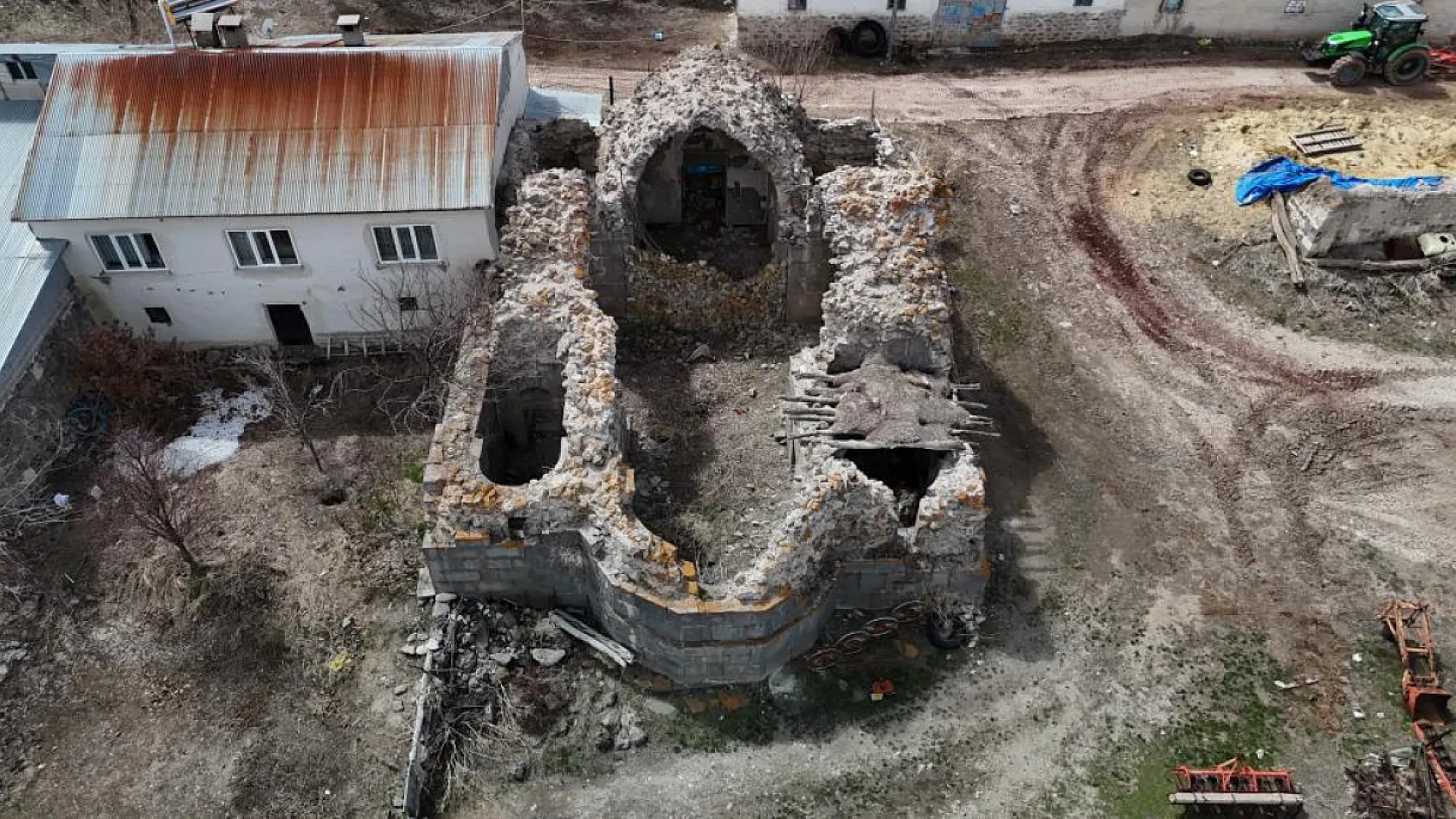 Defineciler talan etti! Asırlık kilise harabeye döndü