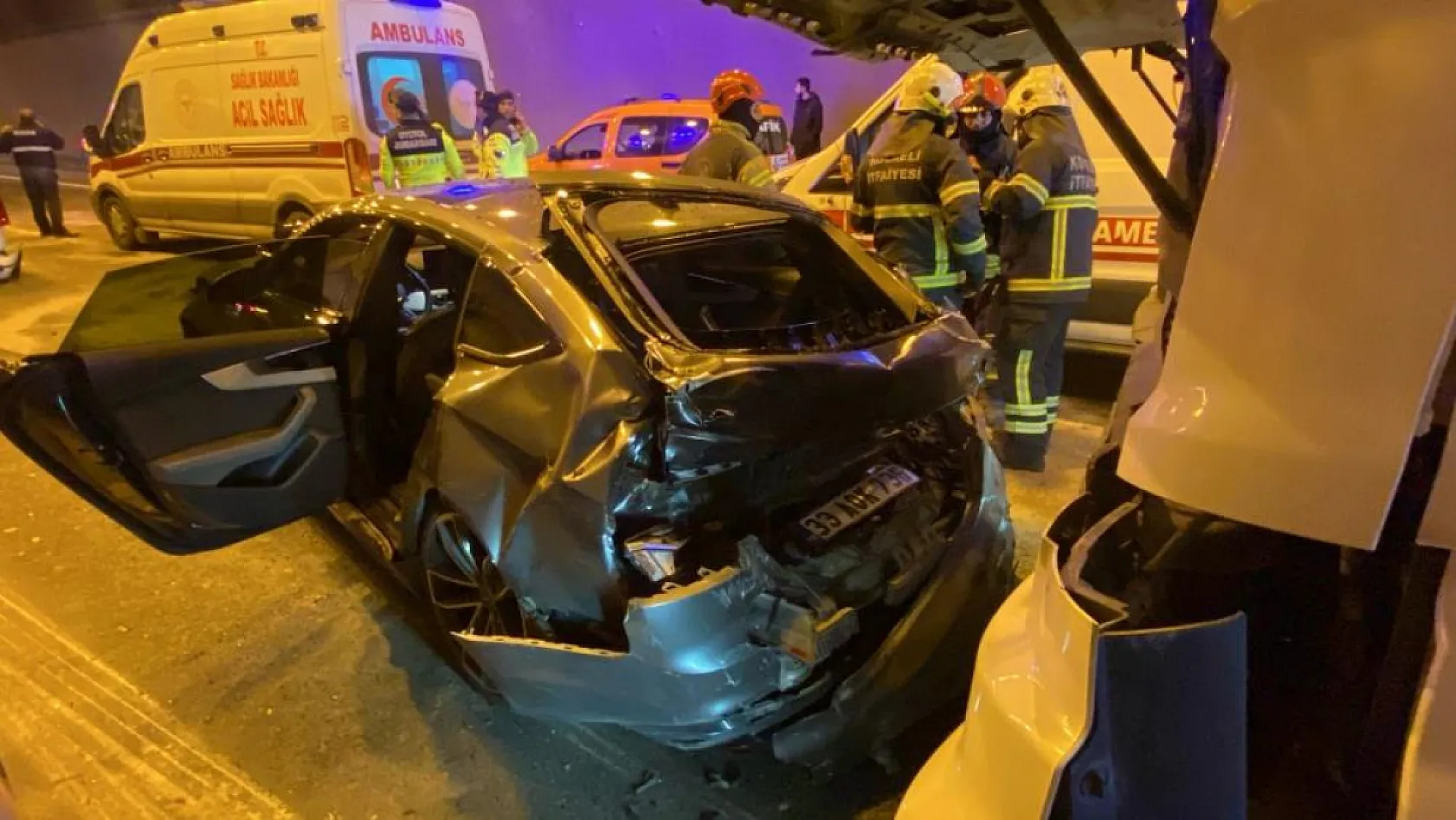 8 araç zincirleme kazaya karıştı: 8 yaralı