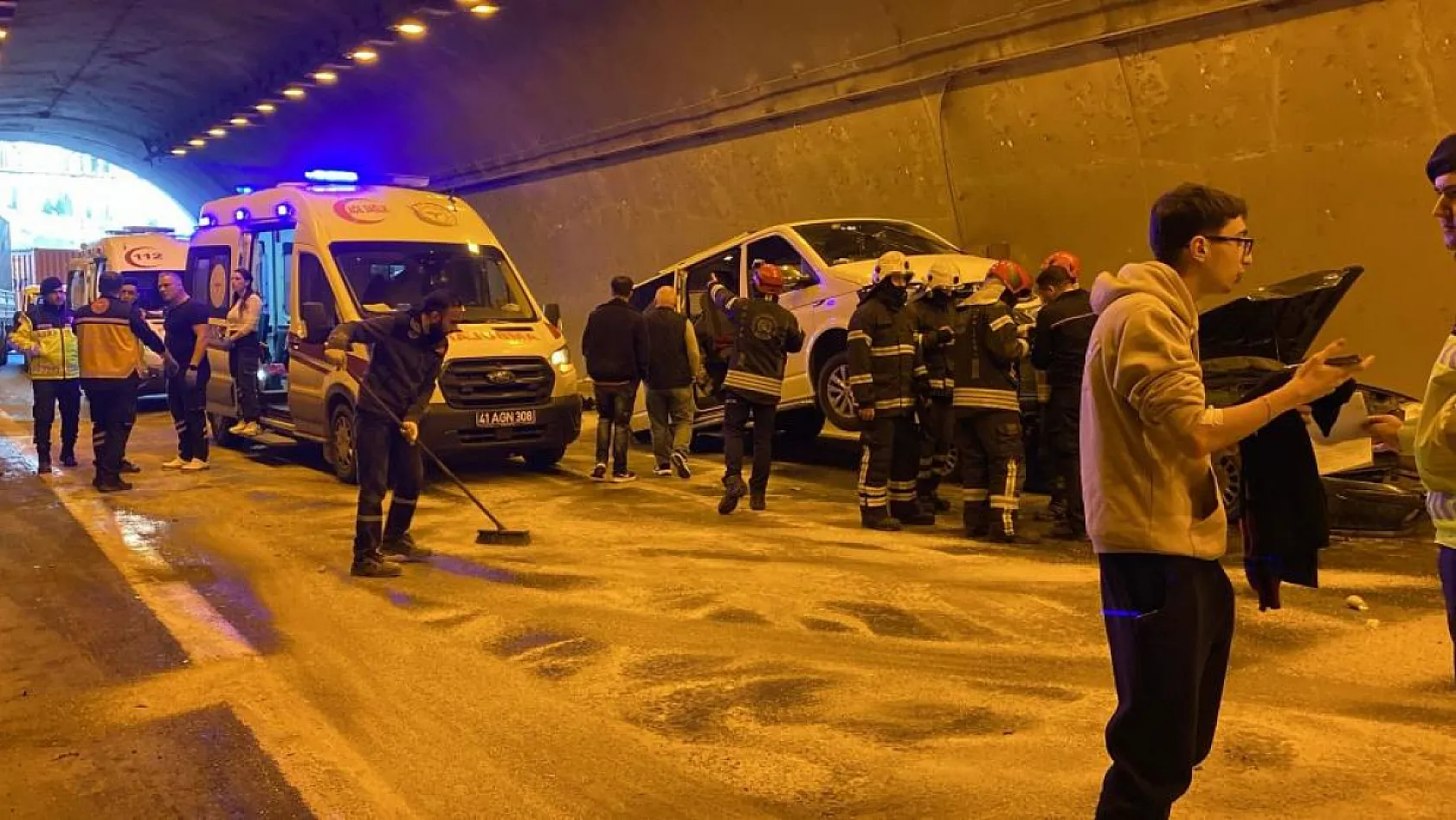 8 araç zincirleme kazaya karıştı: 8 yaralı