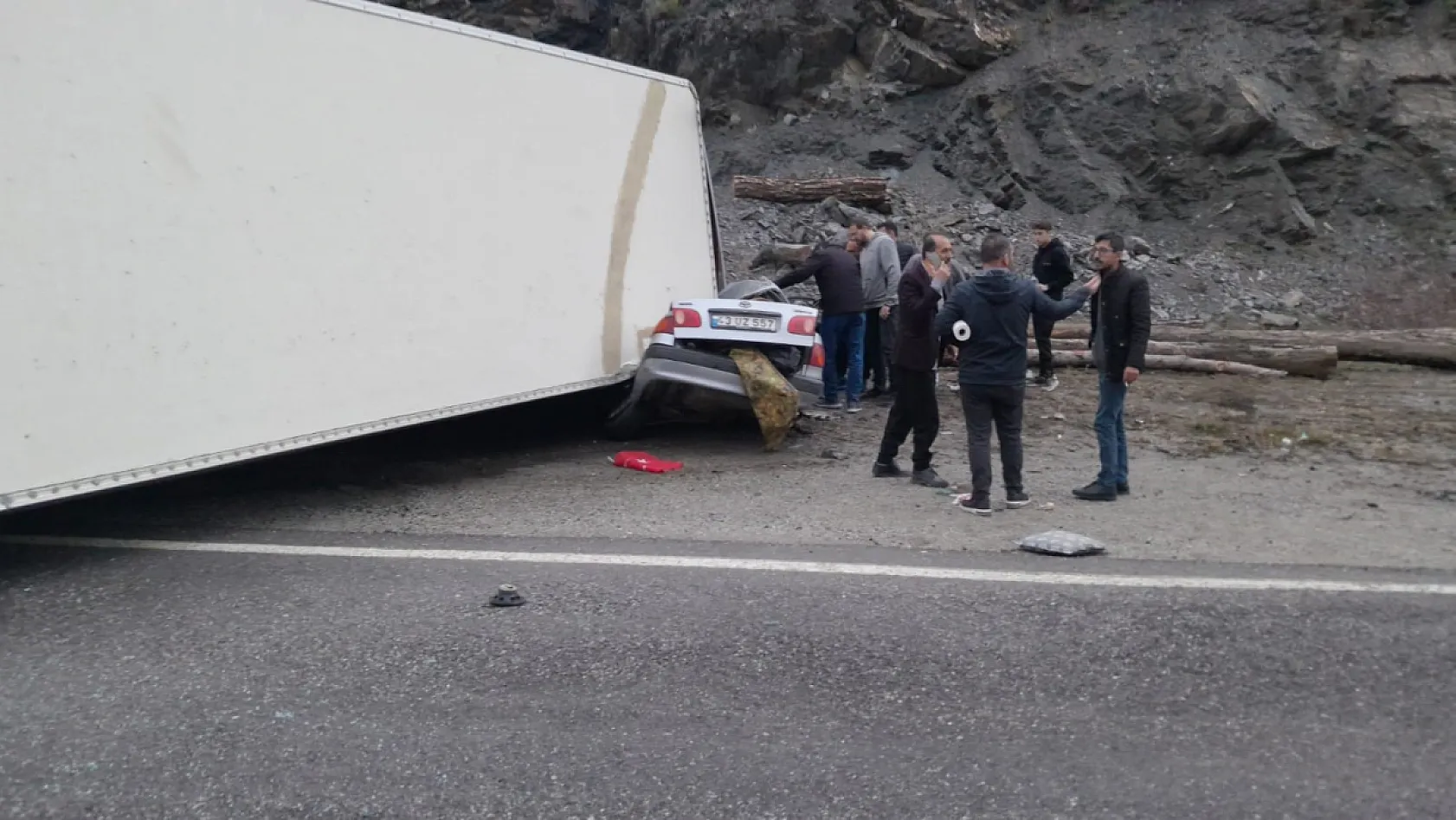Tır, otomobilin üzerine devrildi: 1 ölü, 1 yaralı