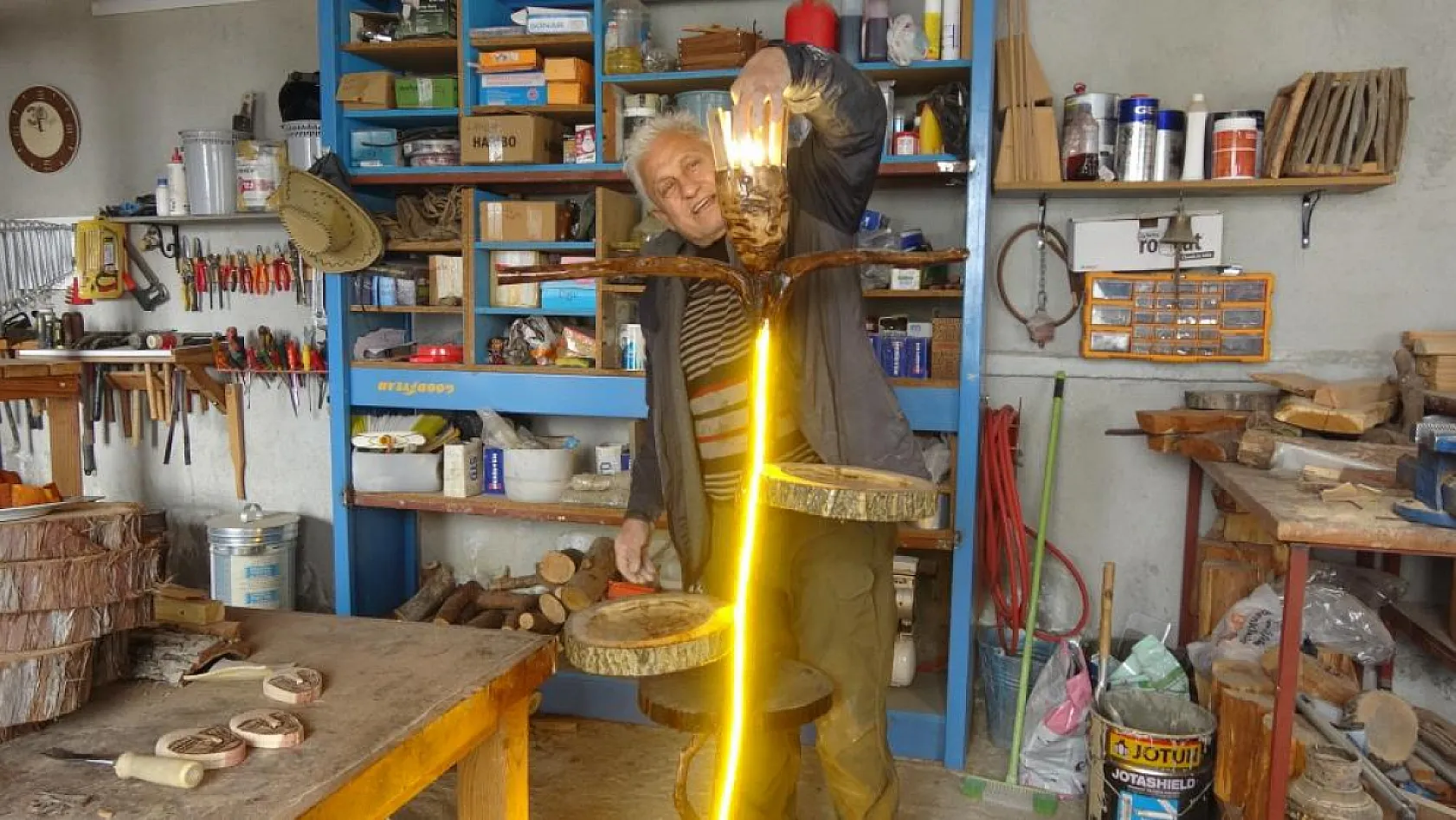 Pandemide başlayan hobi ile köy evini sanat galerisine dönüştürdü