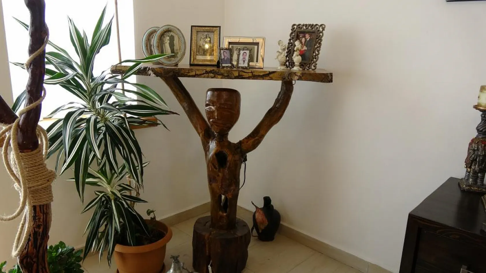 Pandemide başlayan hobi ile köy evini sanat galerisine dönüştürdü