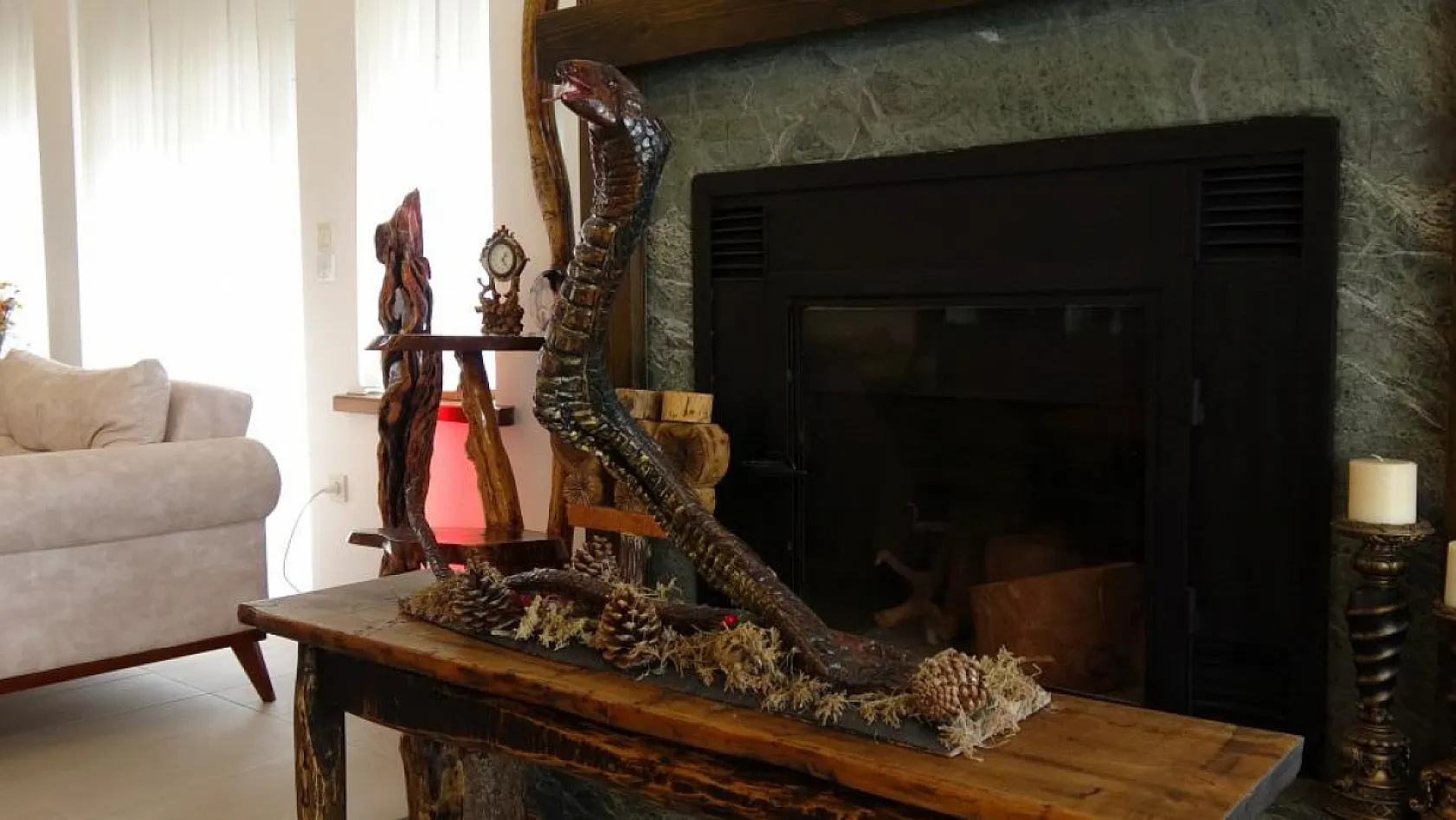 Pandemide başlayan hobi ile köy evini sanat galerisine dönüştürdü