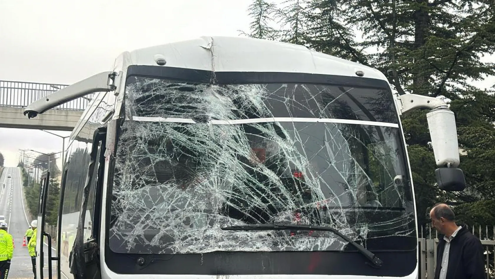 Uşak-İzmir yolunda kaza: İşçi servisi kazasında 1'i sürücü 20 yaralı