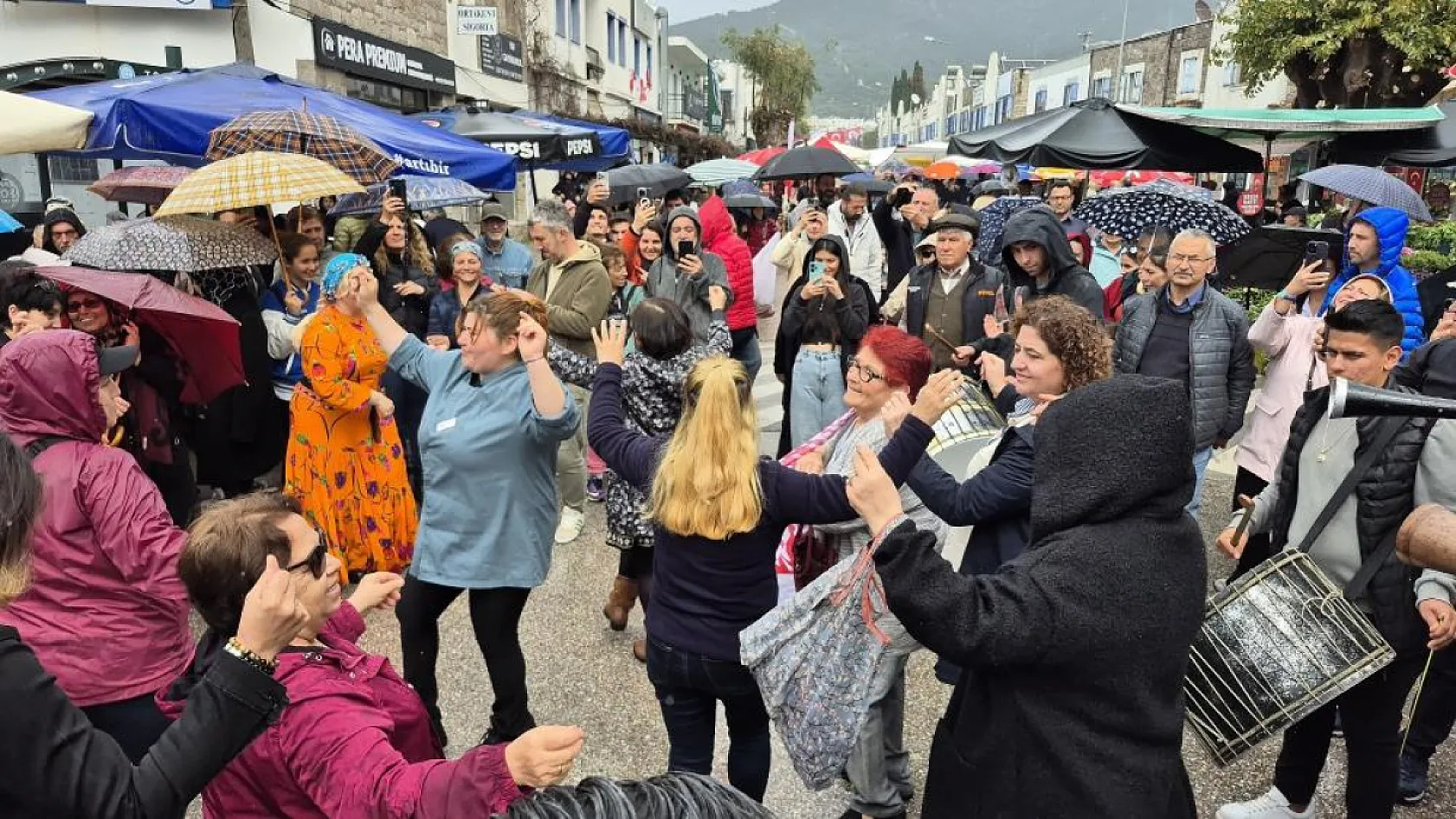 Bodrum'da yağmur altında festival