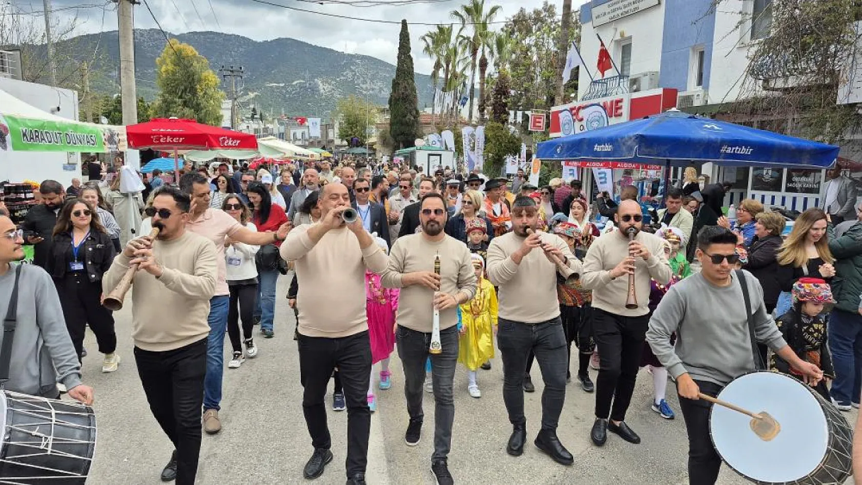 Bodrum'da yağmur altında festival