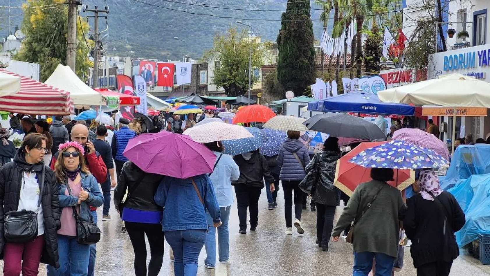 Bodrum'da yağmur altında festival