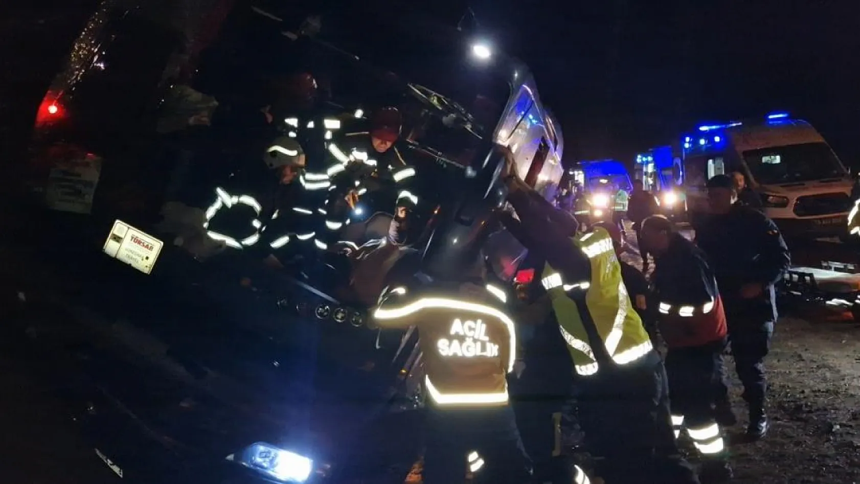 Karnavaldan dönen vatandaşları taşıyan otobüs yan yattı: 23 yaralı