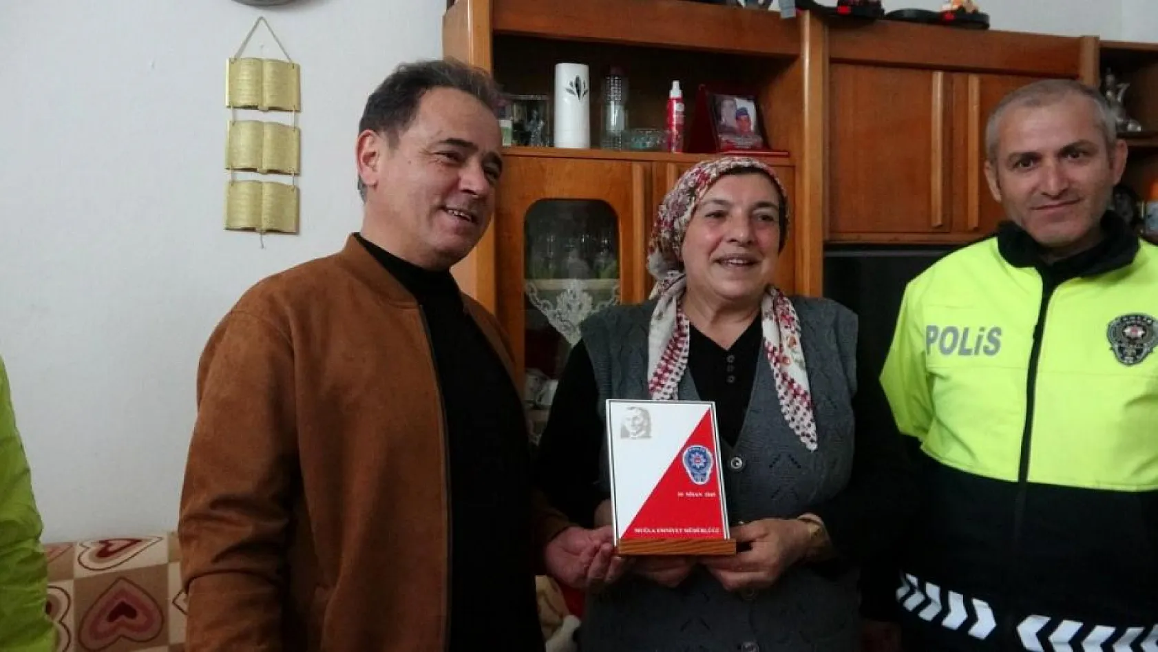 Polis helikopterine bayrak sallayan Muğlalı Ayşe teyze: 'Ağlaya ağlaya içeri girdim, çok duygulandım'
