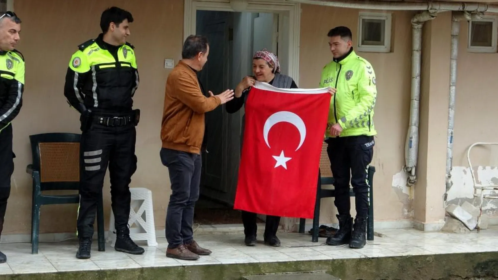 Polis helikopterine bayrak sallayan Muğlalı Ayşe teyze: 'Ağlaya ağlaya içeri girdim, çok duygulandım'