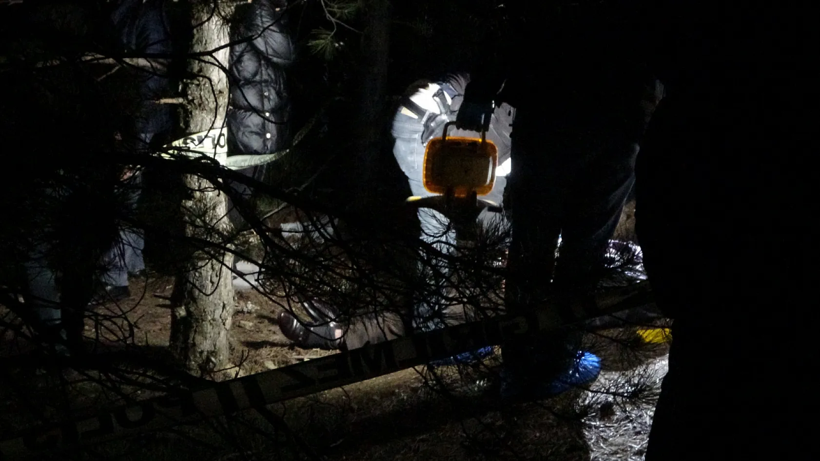 72 yaşındaki şahıs ağaca asılı halde ölü bulundu