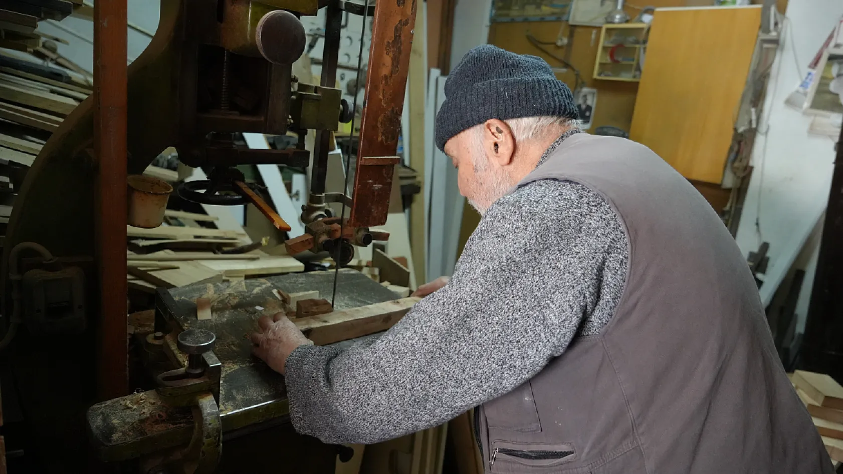Mesleğine olan aşkıyla 87 yaşında tahtaya şekil veriyor