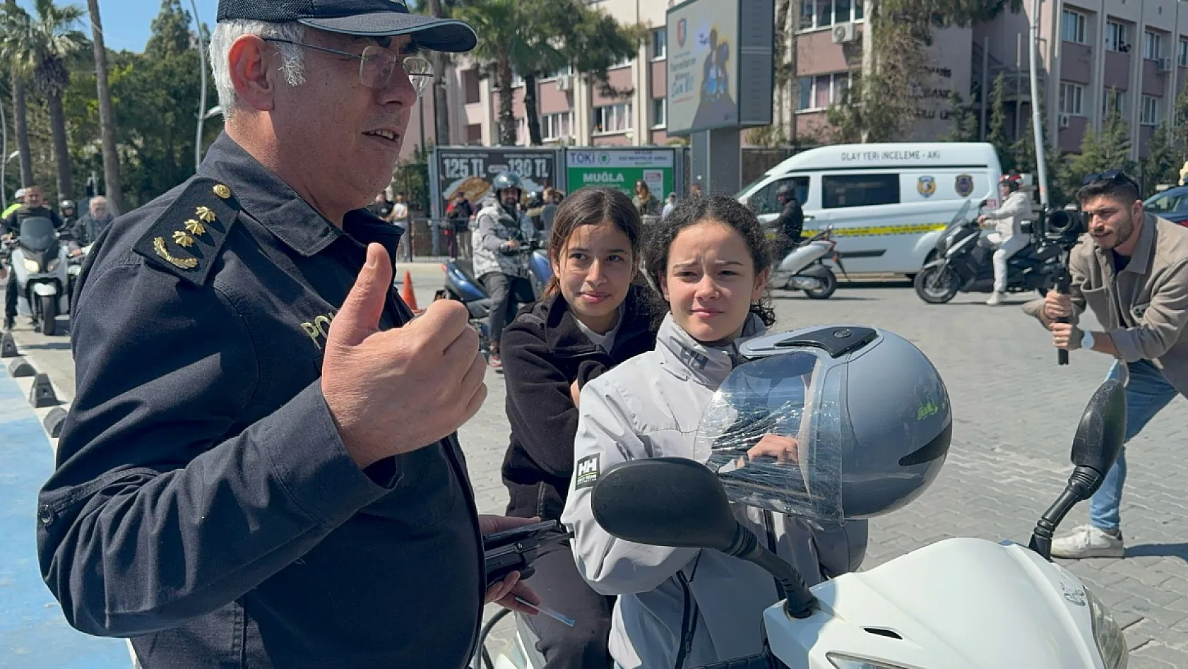 Önce ceza kestiler, sonra kask hediye ettiler