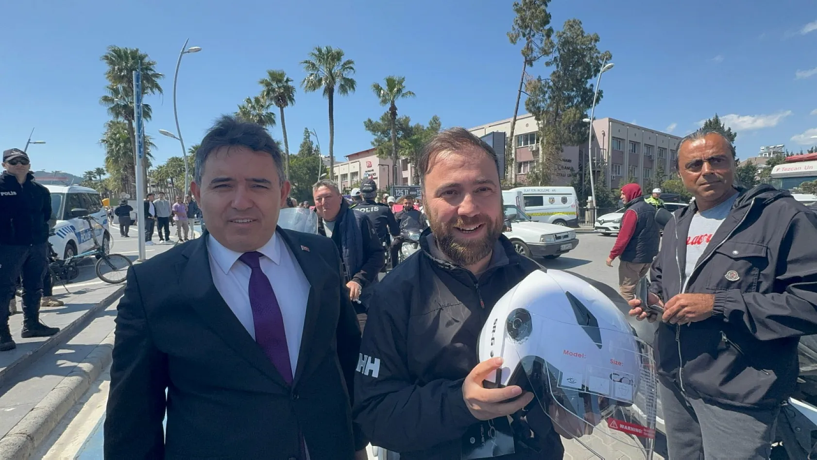 Önce ceza kestiler, sonra kask hediye ettiler