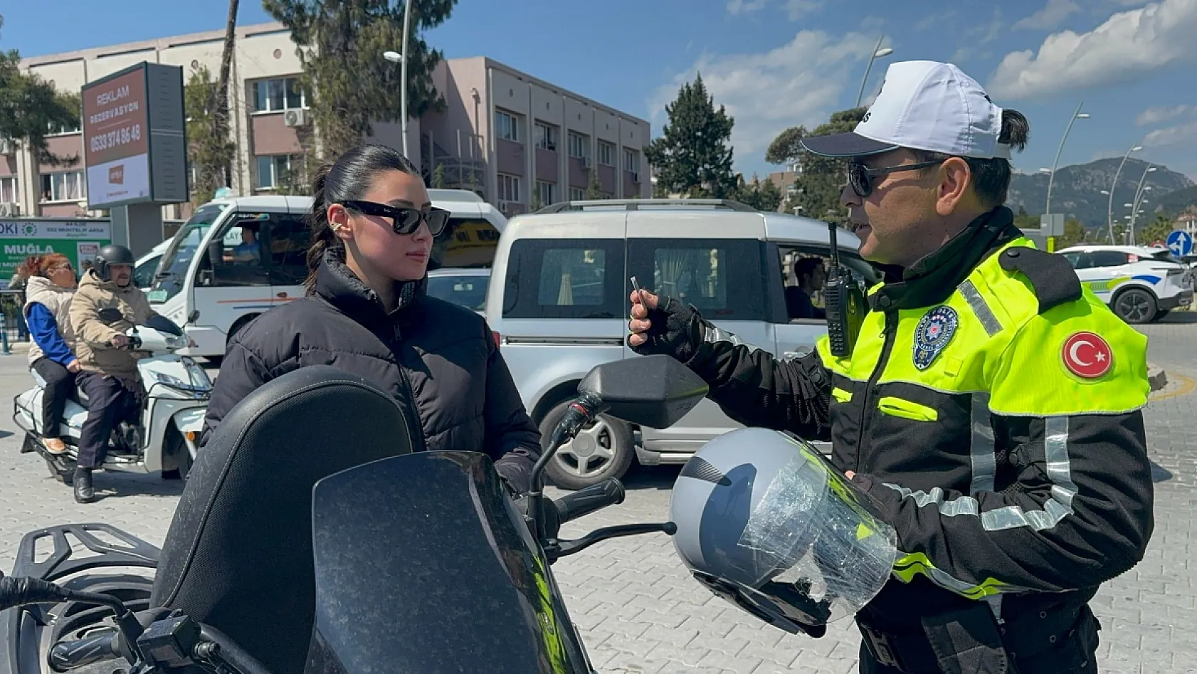Önce ceza kestiler, sonra kask hediye ettiler