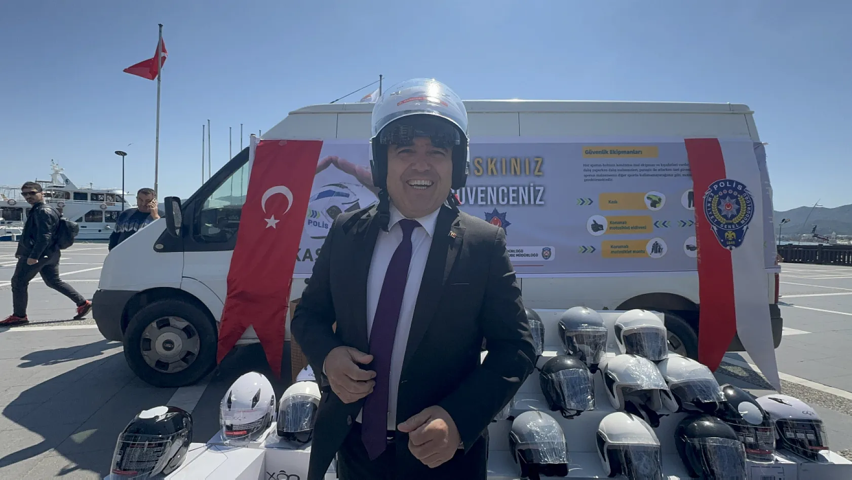 Önce ceza kestiler, sonra kask hediye ettiler