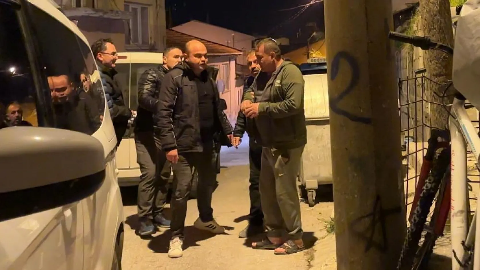 Ailesi ile tartışıp elinde tüfekle sokakta havaya ateş açan alkollü şahıs polise ecel teri döktürdü