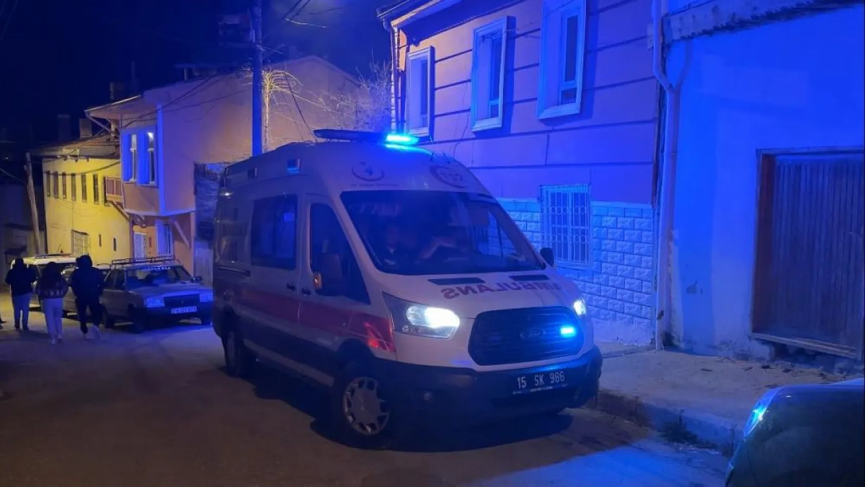 Ailesi ile tartışıp elinde tüfekle sokakta havaya ateş açan alkollü şahıs polise ecel teri döktürdü
