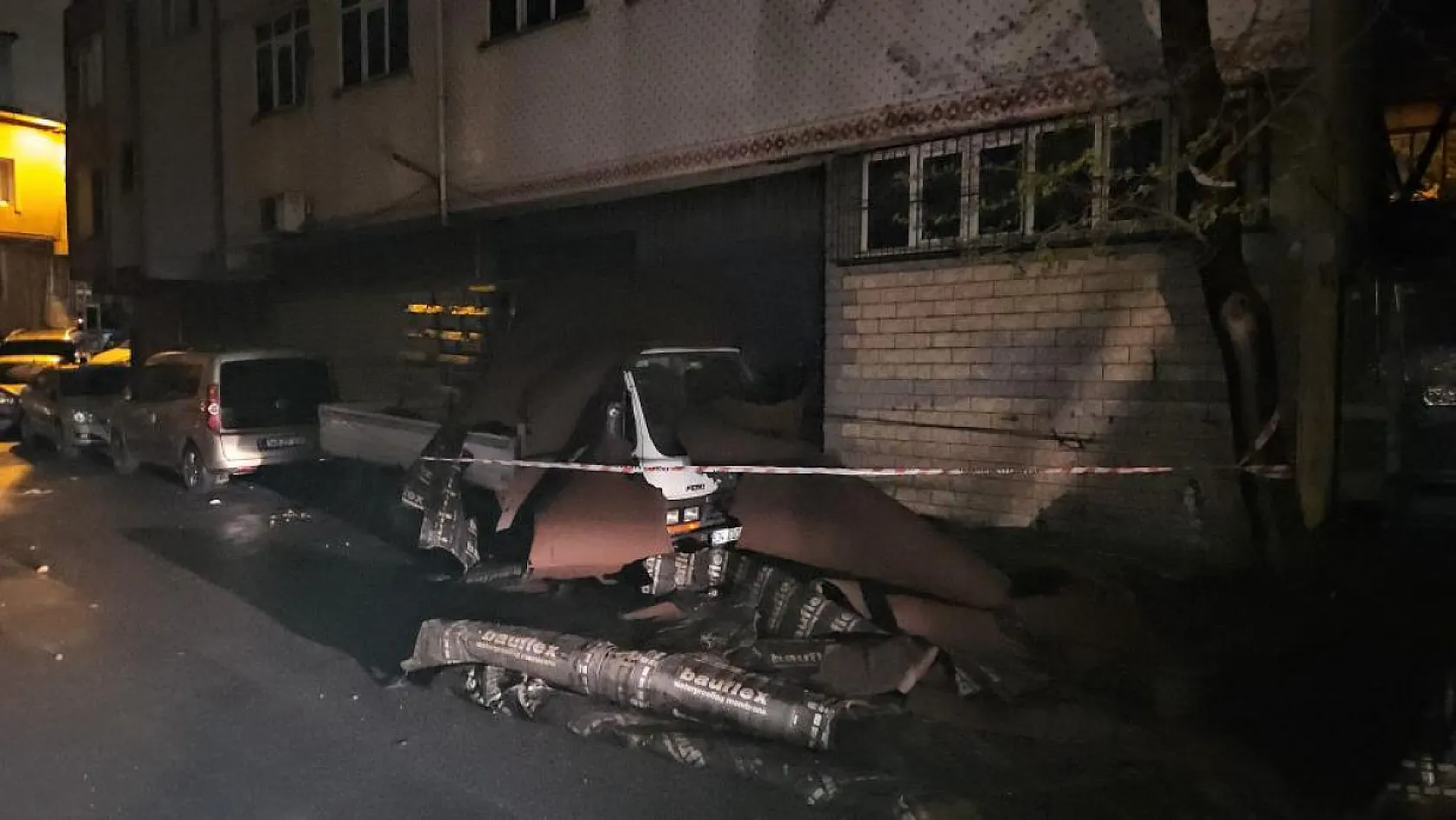 İstanbul'da lodos kabusu! Çatılar uçtu, bina çöktü