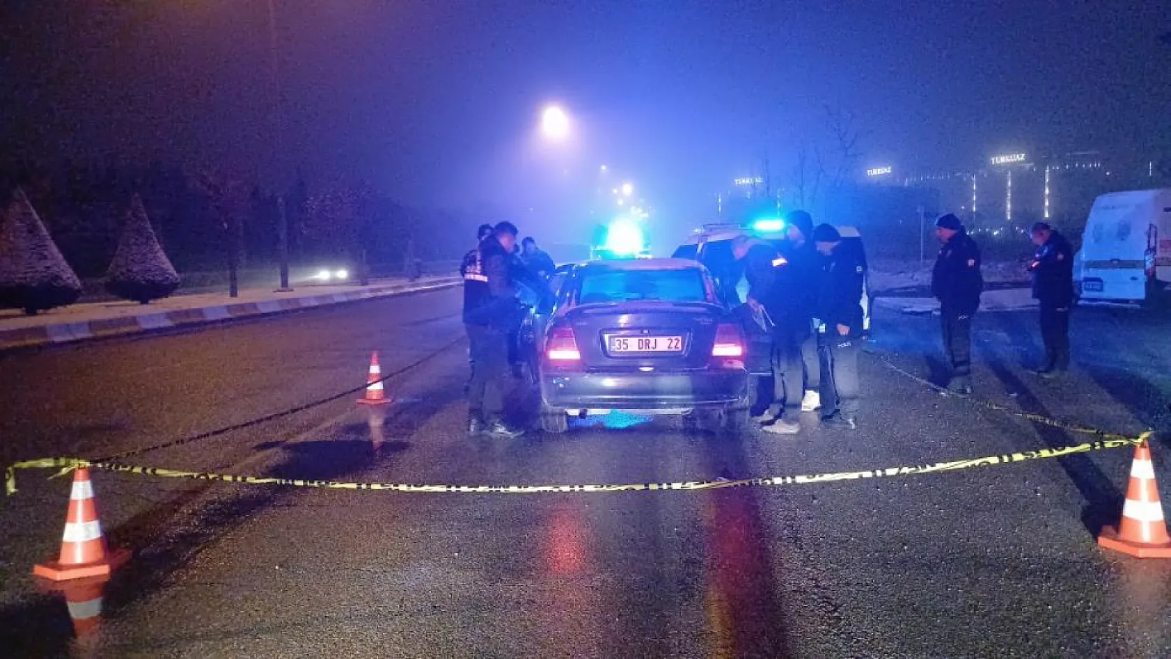 20 yaşındaki genç park halindeki otomobilde silahla vurulmuş halde bulundu