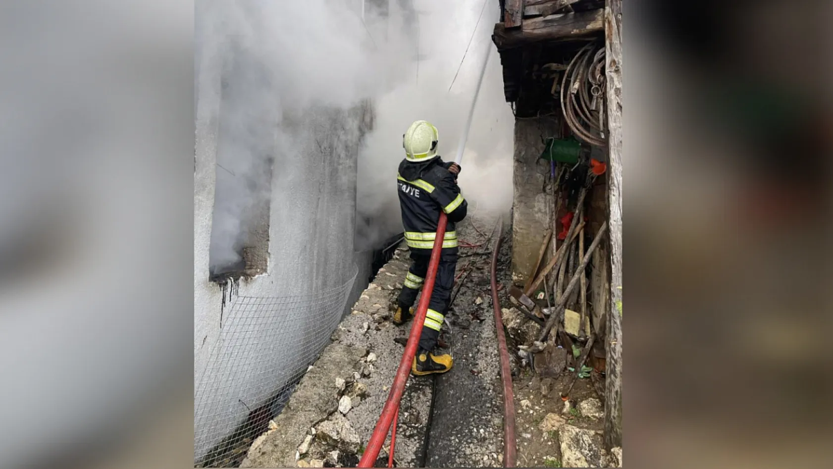 Seydikemer'de korkutan yangın! Evin deposu alev aldı