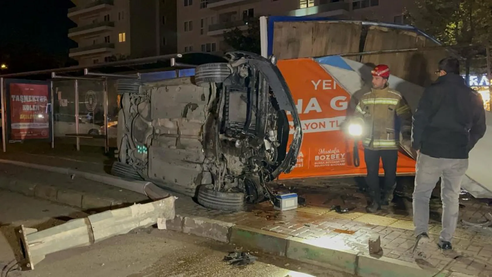 Aydınlatma direğine ve reklam panosuna çarpan araç takla attı: 1 ölü, 1 yaralı