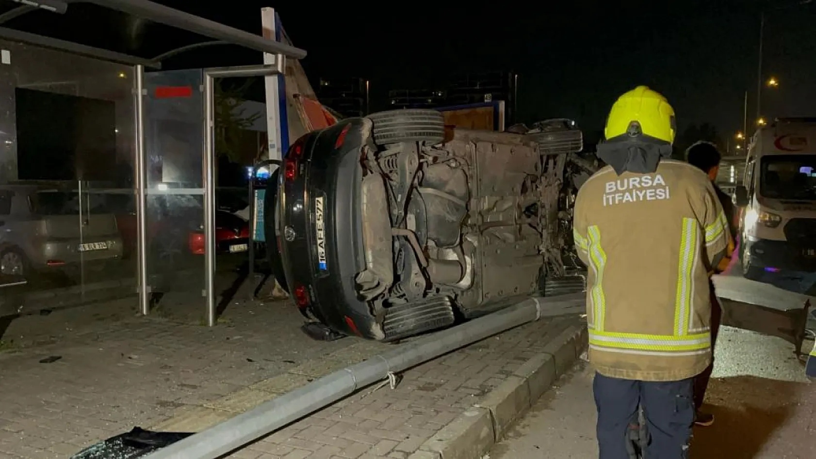 Aydınlatma direğine ve reklam panosuna çarpan araç takla attı: 1 ölü, 1 yaralı