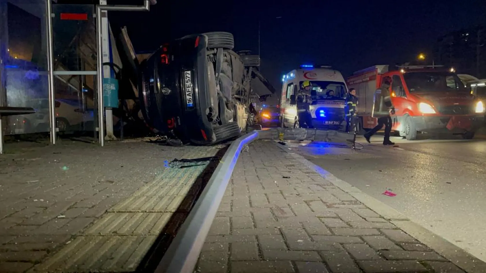 Aydınlatma direğine ve reklam panosuna çarpan araç takla attı: 1 ölü, 1 yaralı